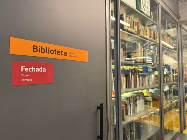 Foto da porta da biblioteca. nela tem um aviso escrito: fechado