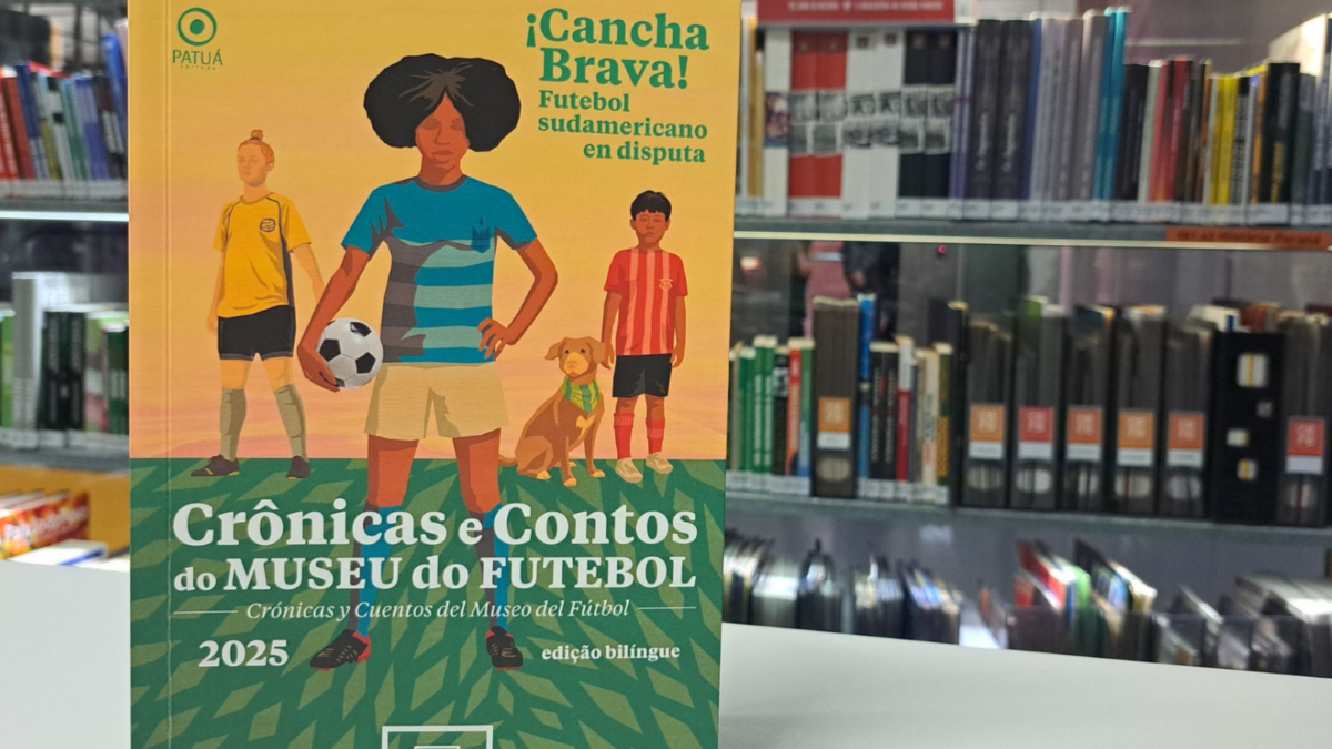 Capa do Livro do Concurso de Cronicas. A capa tem um fundo amareo, com tres pessoas em desenho. No centro uma jogadora segura uma bola e veste azul.