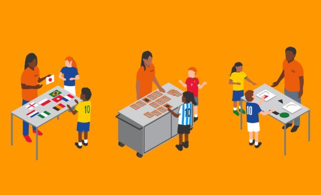 Imagem em fundo amarelo com personagens em desenho que simulam jogos oferecidos pelo eductivo. São tres mesas. Um educador em cada, realiza atividades com figurinhas de visitantes