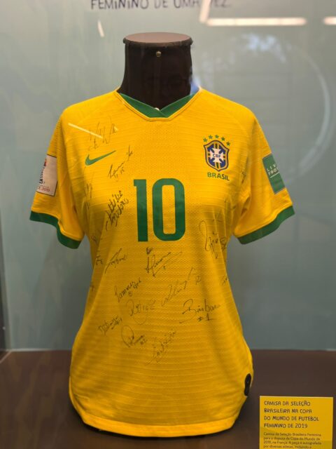 imagem da camisa da Seleção na vitrine.