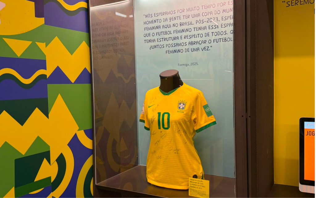 imagem da camisa da Seleção na vitrine.