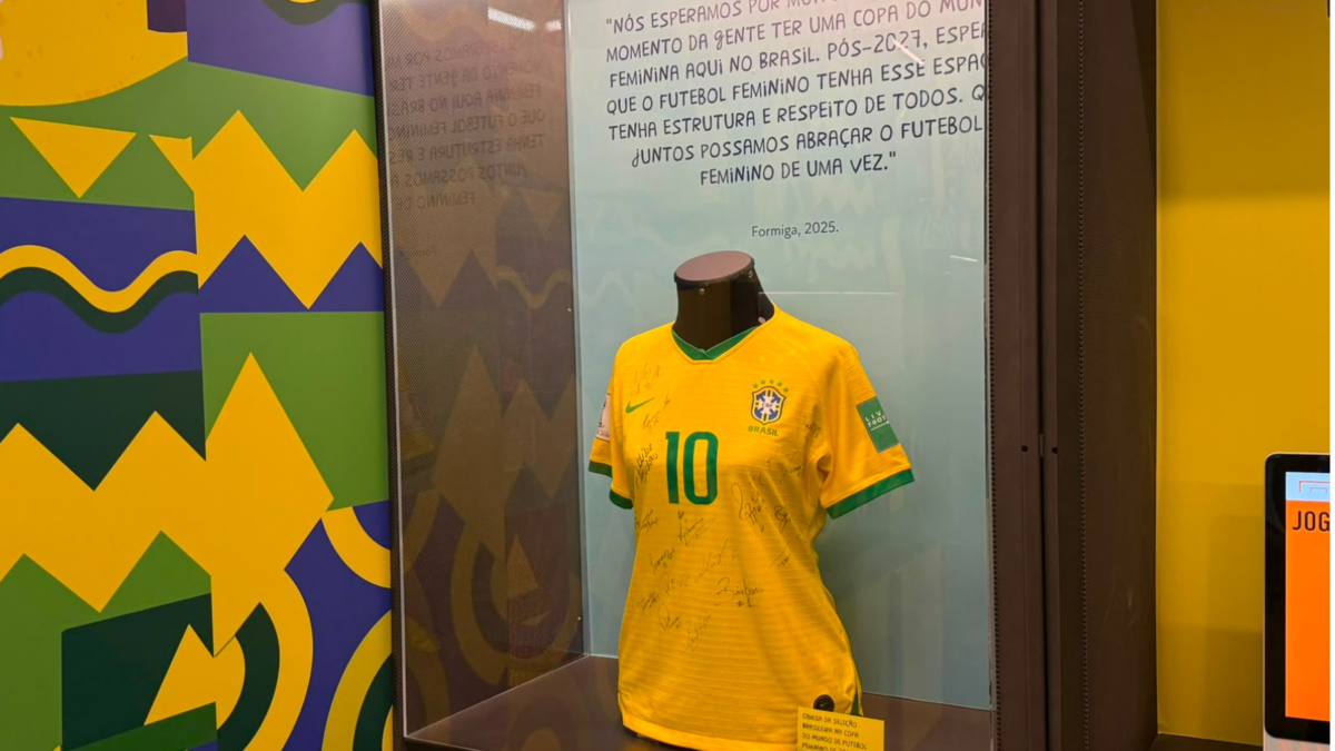 imagem da camisa da Seleção na vitrine.