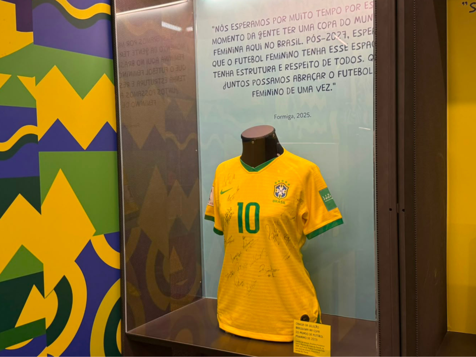 imagem da camisa da Seleção na vitrine.