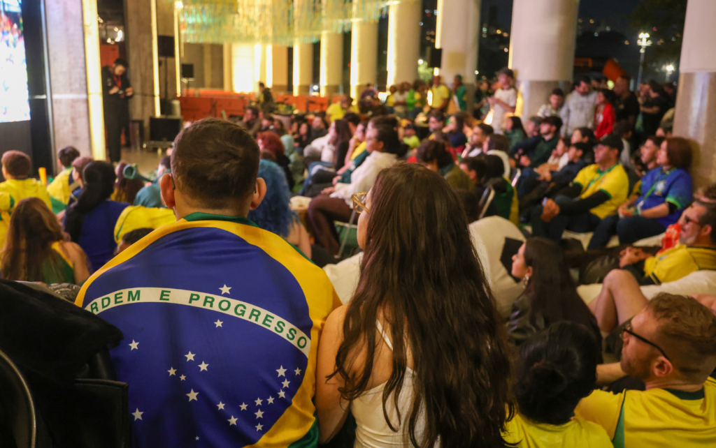imagem da área externa do Museu, decorada com as cres do Brasil. Com a trocida