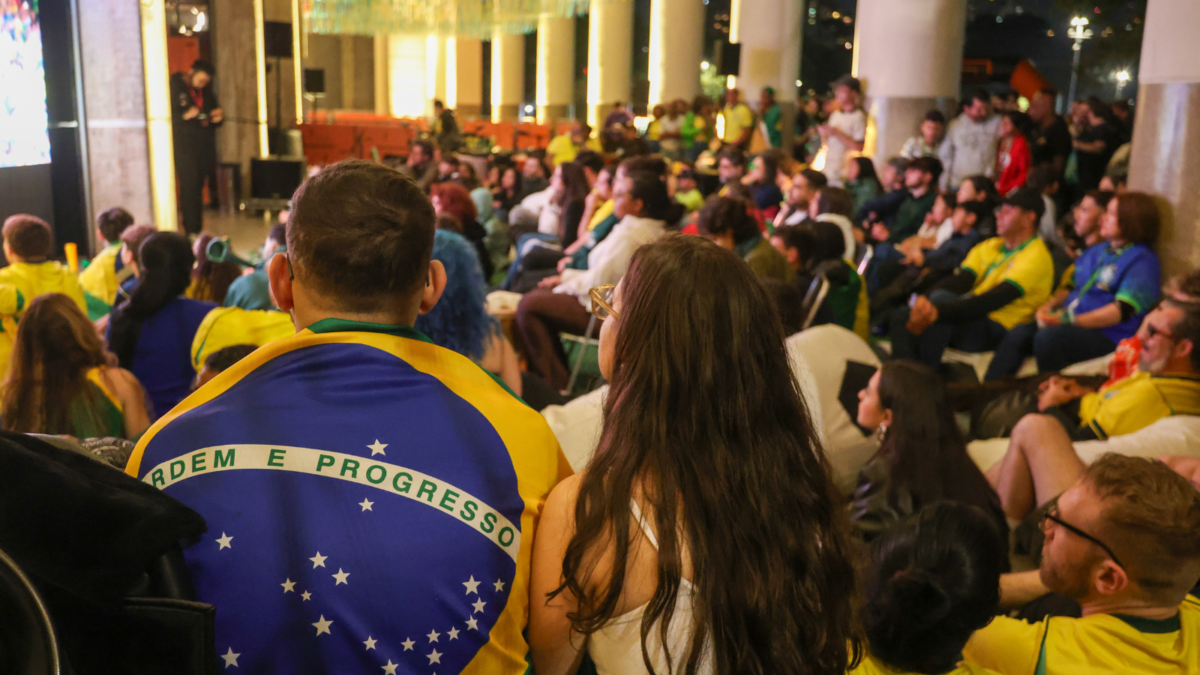 imagem da área externa do Museu, decorada com as cres do Brasil. Com a trocida