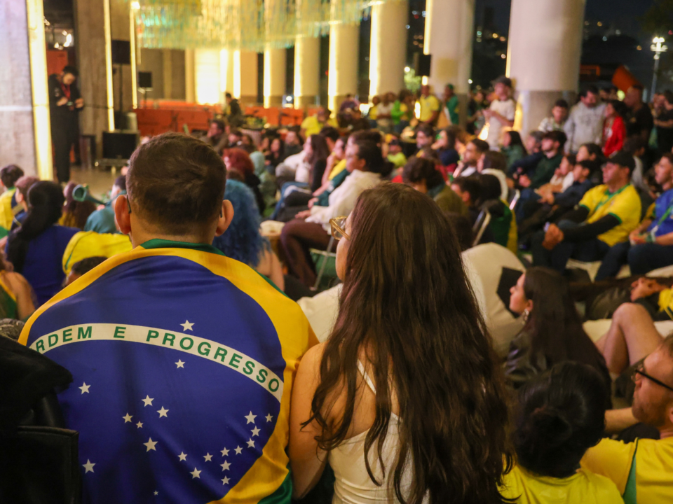 imagem da área externa do Museu, decorada com as cres do Brasil. Com a trocida