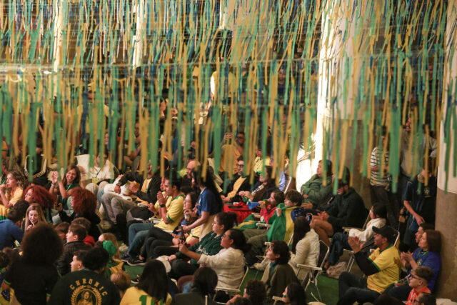 imagem da área externa do Museu, decorada com as cres do Brasil. Com a trocida